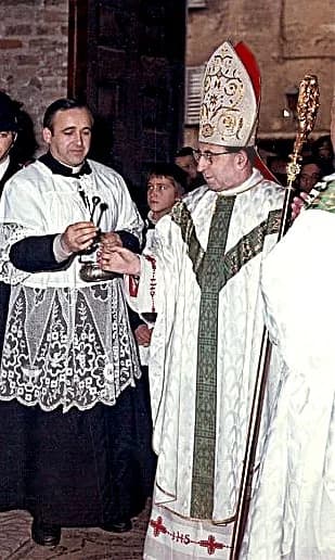 John Paul I - Il cardinale Albino Luciani, futuro papa Giovanni Paolo I, e il Monsignore entrano nella basilica di Sant'Eufemia.