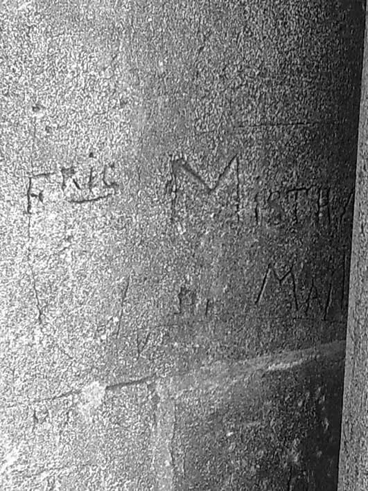 Frédéric Mistral - Inscription au couteau sur la façade de l'église Saint-Vincent des Baux-de-Provence