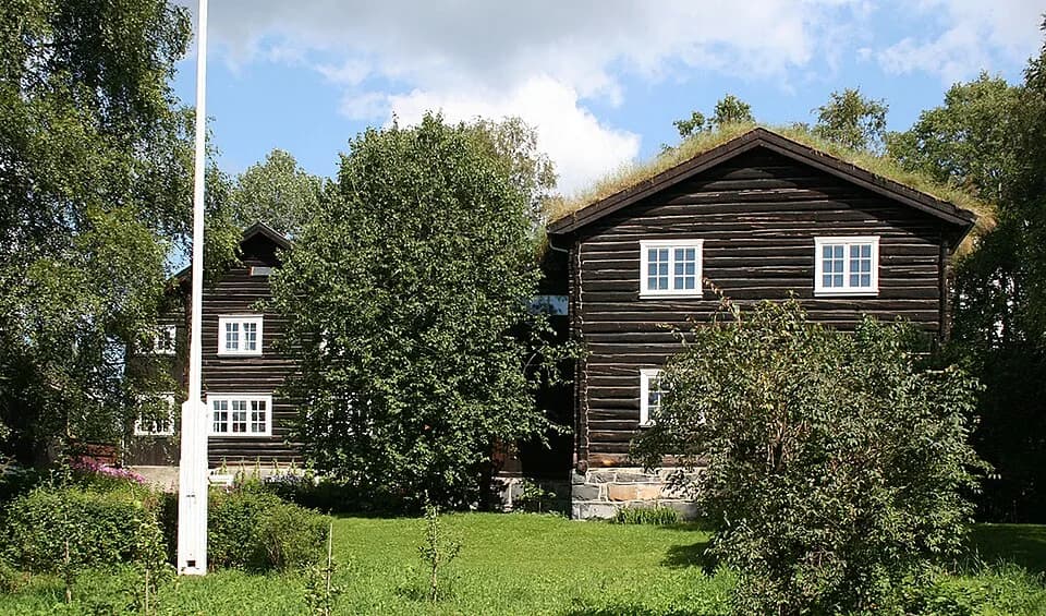 Sigrid Undset - Bjerkebæk, Lillehammer. Til venstre Røssumstua. Til høgre Dalseggstua - stue fra klokkergården Dalsegg i Sør-Fron, gjenreist på Bjerkebæk 1924. Begga freda 1982.
