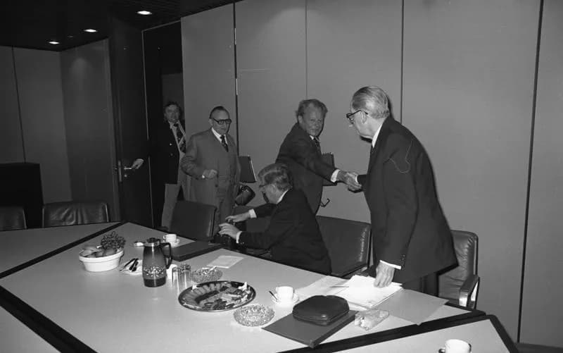 Willy Brandt - For documentary purposes the German Federal Archive often retained the original image captions, which may be erroneous, biased, obsolete or politically extreme. Das SPD-Präsidium berät 