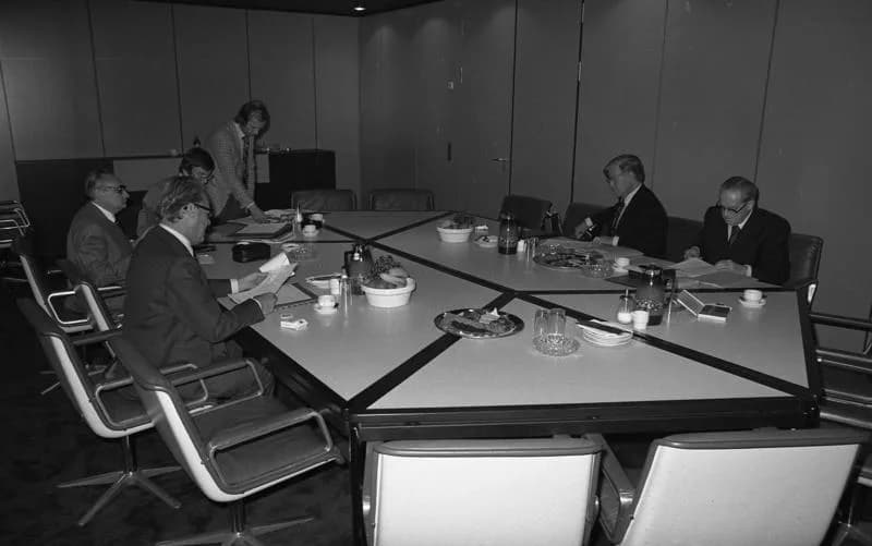 Willy Brandt - For documentary purposes the German Federal Archive often retained the original image captions, which may be erroneous, biased, obsolete or politically extreme. Das SPD-Präsidium berät 