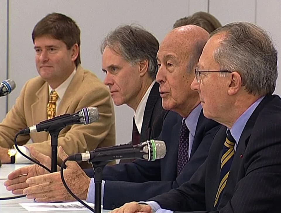 Valéry Giscard d'Estaing - Philippe Nicolet (à gauche) préside la conférence de presse de la Fondation Jean Monnet. Avec  Moritz Leuenberger, président de la Confédération Suisse, Valéry Giscard d'Est