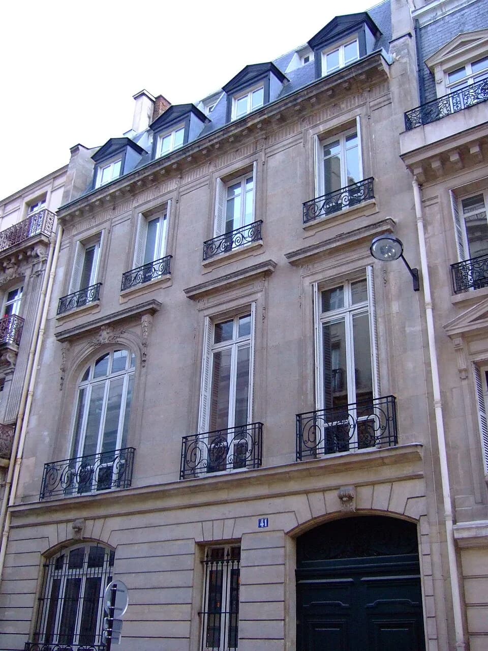 Valéry Giscard d'Estaing - L'immeuble situé au 41, rue de la Bienfaisance à Paris, siège du quartier général de la campagne de Valéry Giscard d'Estaing en 1974. Photo amateur prise par moi-même.