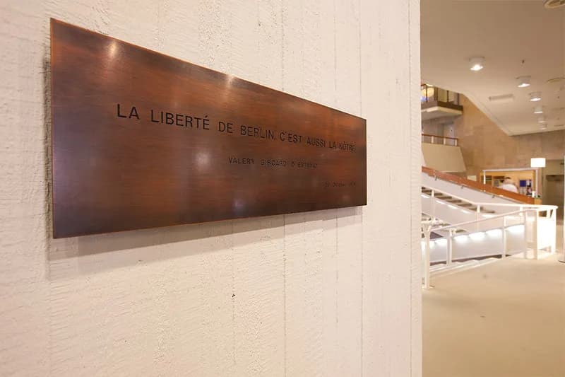 Valéry Giscard d'Estaing - Plaque in the east foyer of the Staatsbibliothek zu Berlin (Potsdamer Straße building) in remembrance of the state visit of Valéry Giscard d'Estaing in October 1979. The wor