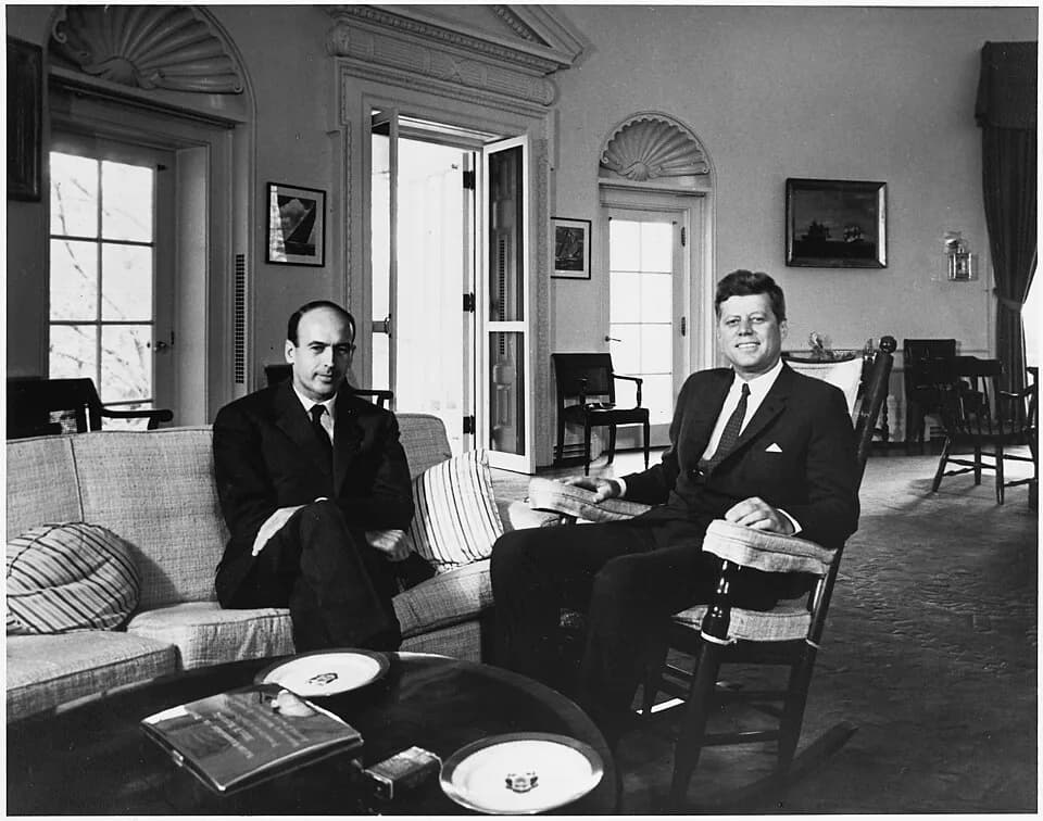 Valéry Giscard d'Estaing - Meeting with Finance Minister of France. Giscard D'Estaing, President Kennedy. White House, Oval Office. - NARA - 194179.jpg