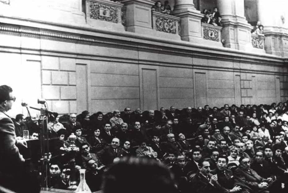Salvador Allende - Salvador Allende en Congreso Pleno durante la campaña presidencial de 1964