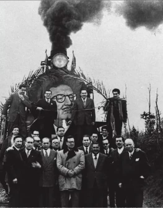 Salvador Allende - Salvador Allende en el Tren de la Victoria, en la campaña presidencial de 1958