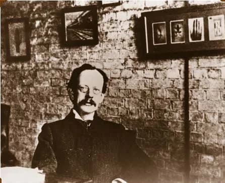 J. J. Thomson - J J Tjompson in his laboratory