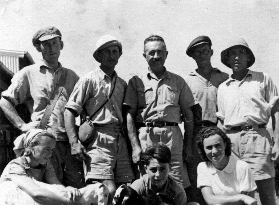 Ariel Sharon - אריק שרון נולד ב1928 להוריו שמואל וורה.המשפחה גרה בכפר מל"ל.אריק מגיל צעיר עזר לאביו שמואל בעבודות השדה.בתמונה רואים את עובדי הצאן בעין השופט בשנות ה-40 עם אבא של אריק שמואל ואריק כילד