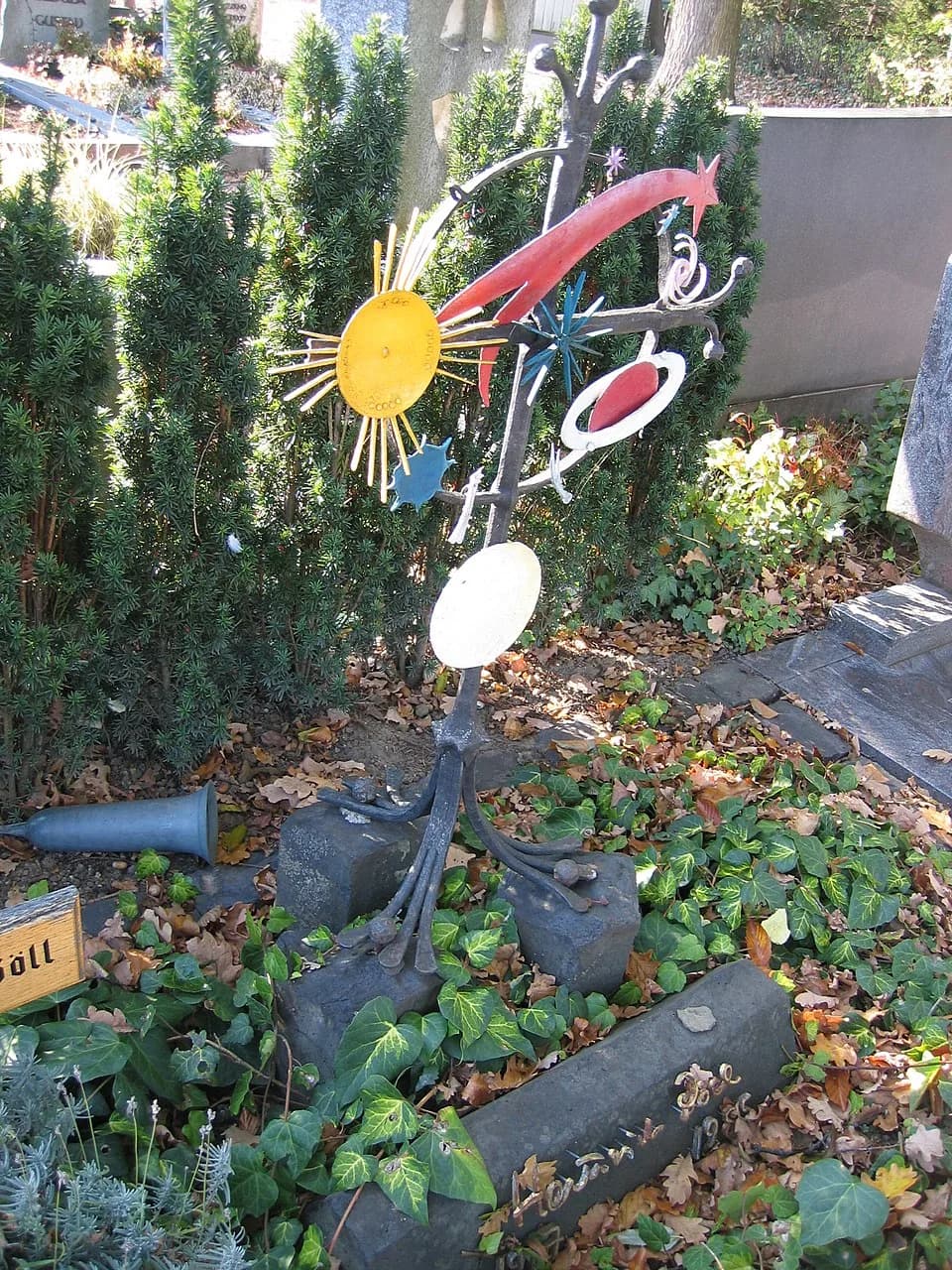 Heinrich Böll - Grabkreuz von Heinrich Böll auf dem alten Bergfriedhof in Bornheim-Merten