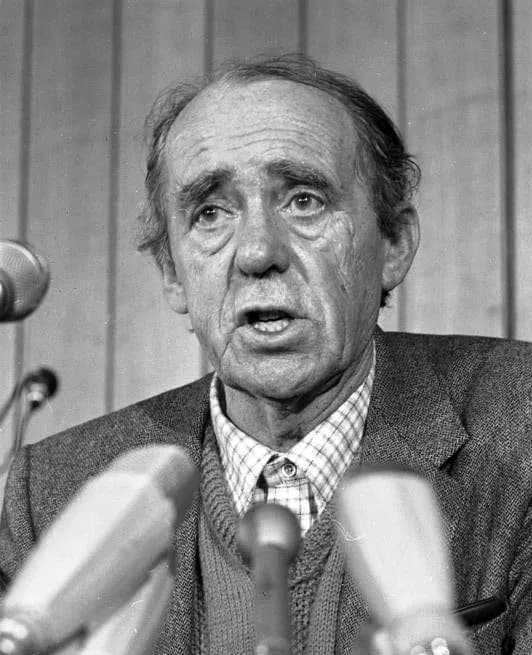 Heinrich Böll - For documentary purposes the German Federal Archive often retained the original image captions, which may be erroneous, biased, obsolete or politically extreme. 22.12.1981
Pressekonfer