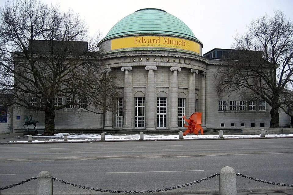 Edvard Munch - Hamburg, Kunsthalle. Links eine Reiterskulptur von Hermann Hahn, im Vordergrund der Kleine Zyklop von Bernhard Luginbühl.This is a photograph of an architectural monument.It is on the l