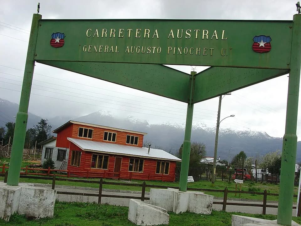 Augusto Pinochet - La Carretera Austral (Ruta CH-7) es una carretera chilena, que se encuentra en la Zona Sur de Chile. En su recorrido actual de 1.240 kilómetros une Puerto Montt con Villa O'Higgins,