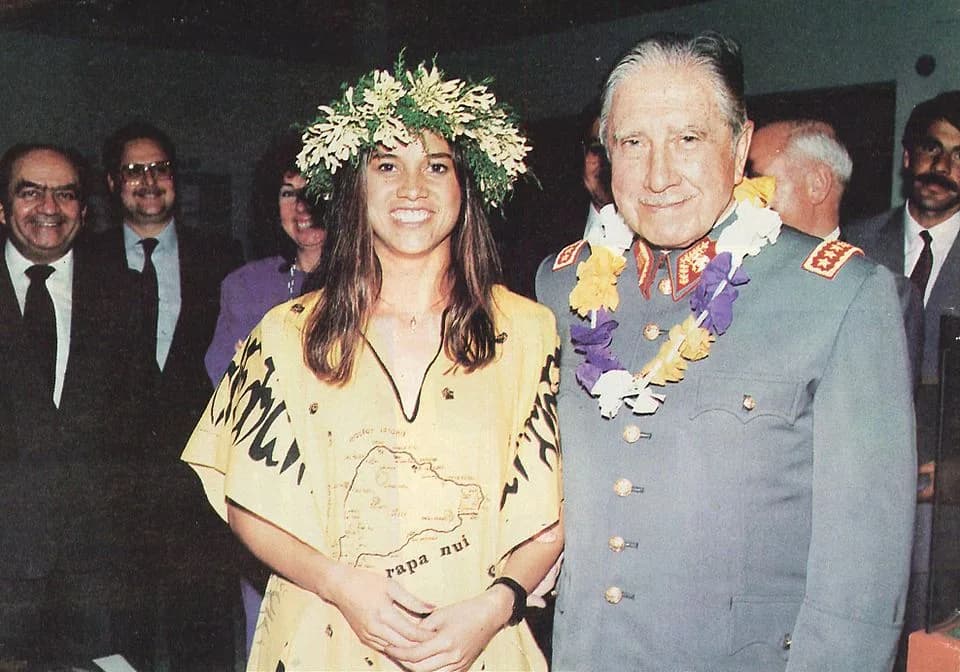 Augusto Pinochet - Fotografía del Dictador Augusto Pinochet junto a una pascuense