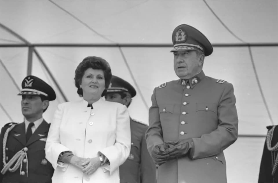 Augusto Pinochet - Augusto Pinochet y su esposa Lucía Hiriart