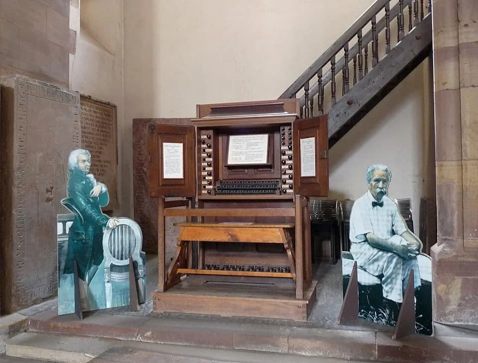 Albert Schweitzer - Console originale de l'orgue Silbermann (1740) à l'église Saint-Thomas de Strasbourg. Mozart en joua en 1778. C'est sur cet instrument qu'Albert Schweitzer instaura en 1909 la trad
