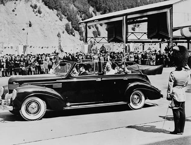 George VI - H.M. King George VI and Queen Elizabeth at Wolfe's Cove to begin their visit to Canada.  (Quebec City, Canada).
