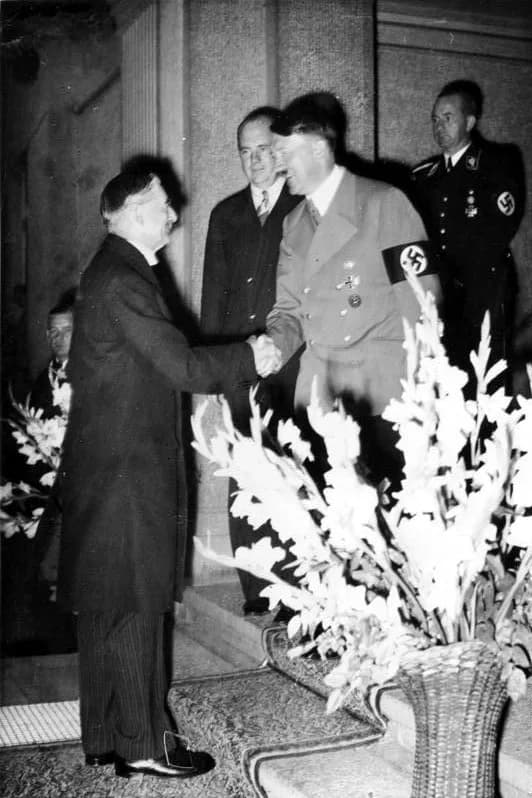 Neville Chamberlain - For documentary purposes the German Federal Archive often retained the original image captions, which may be erroneous, biased, obsolete or politically extreme. Die Schlußbesprec