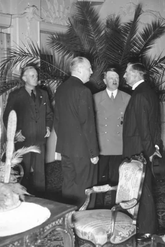 Neville Chamberlain - Bundesarchiv Bild 146-1977-159-11, Bad Godesberg, Münchener Abkommen, Vorbereitung.jpg