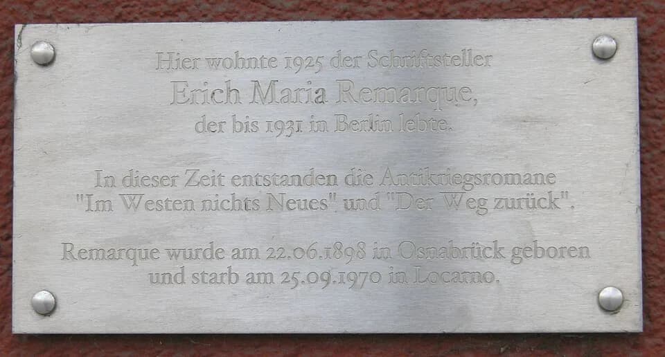Erich Maria Remarque - Gedenktafel für Erich Maria Remarque. Kaiserdamm 114, Berlin-Charlottenburg. Enthüllt 1999.