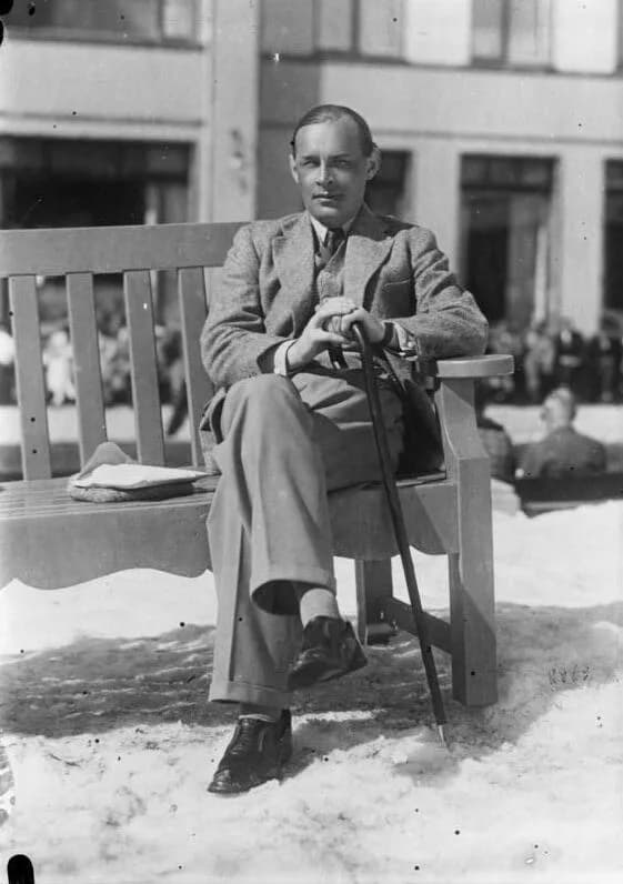 Erich Maria Remarque - For documentary purposes the German Federal Archive often retained the original image captions, which may be erroneous, biased, obsolete or politically extreme. Demonstrationsve