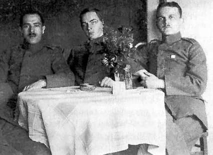 Erich Maria Remarque - Ремарк (в средата) с фронтови другари.
