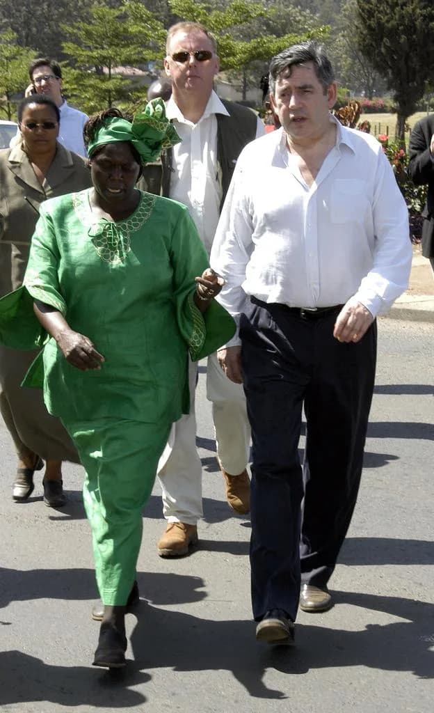 Wangari Muta Maathai - British Chancellor of the Exchequer (later Prime Minister) Gordon Brown walks through the street of Nairobi with Nobel laureate Wangari Maathai after a tour of Olympic Primary s