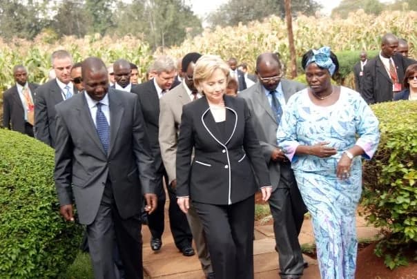 Wangari Muta Maathai - U.S. Secretary of State Hillary Rodham Clinton (center) walks with Kenyan Minister of Agriculture William Ruto (left) and Kenyan environmental and political activist Wangari Maa