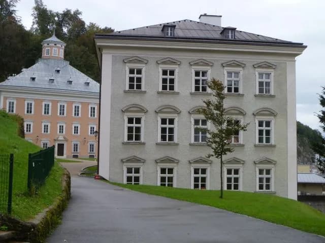 Stefan Zweig - Edith Stein Haus mit Edmundsburg im Hintergrund