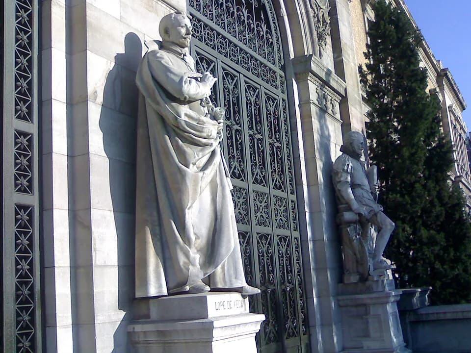 Lope de Vega - Lope de Vega and Miguel de Cervantes at the entrance of the National Library of Spain (Madrid).