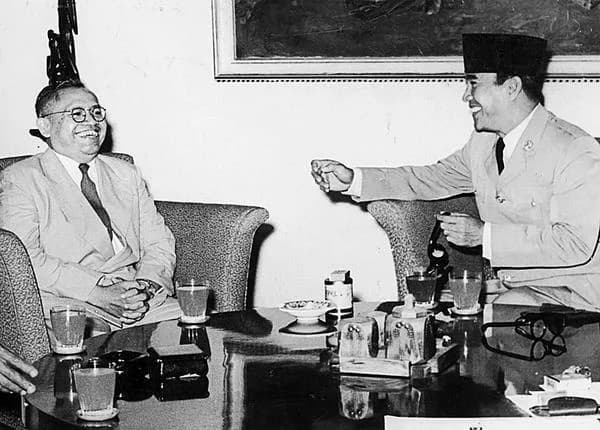 Sukarno Sukarno - A picture of Kasimo when met the first president of Indonesia, Soekarno.