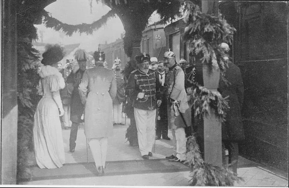 Wilhelm II - Kaiser Wilhelm II. zu Besuch in Kronberg (Datum unbekannt). Die Aufnahme ist vermutlich 1893 oder kurz danach entstanden. Da der rechts stehende preußische Hofzug noch aus den alten Wagen