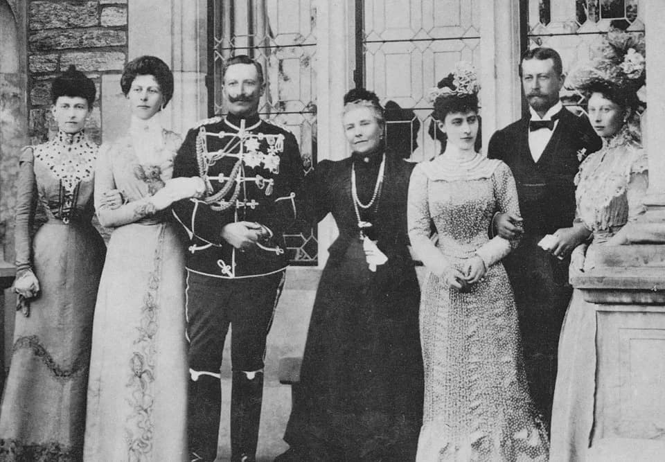 Wilhelm II - Kaiserin Friedrich auf Schloss Friedrichshof, Familientreffen 
links: der neue Kaiser Wilhelm II, rechts sein Bruder Prinz Heinrich von Preußen