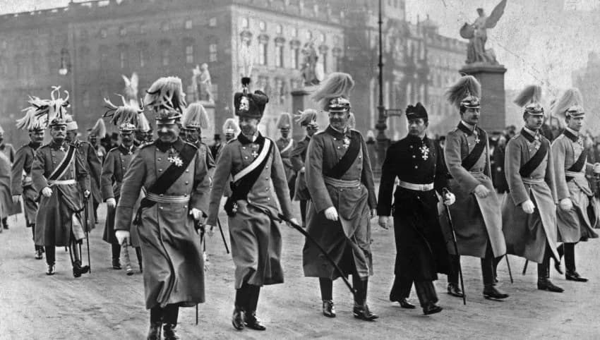 Wilhelm II - Nach dem diplomatischen Neujahrsempfang im Schloss schreitet Wilhelm der Zweite am 1. Januar 1913 über die Berliner Schlossbrücke mit seinen Söhnen vom Berliner Stadtschloss zum Zeughaus 