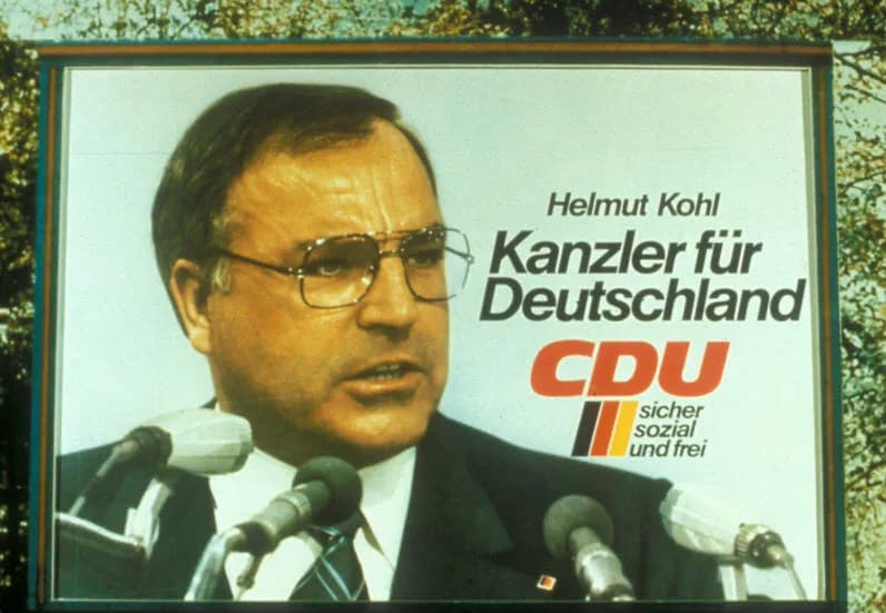 Helmut Kohl - Helmut Kohl Kanzler für Deutschland CDU sicher sozial und freiAbbildung:Porträtfoto - vor MikrofonenKommentar:Außenaufnahme (Plakatwand)Plakatart:Kandidaten-/Personenplakat mit PorträtOb