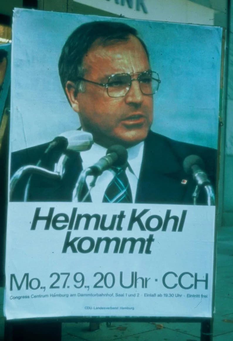 Helmut Kohl - Helmut Kohl kommt ...Abbildung:PorträtfotoKommentar:Außenaufnahme (Plakatständer)Plakatart:AnkündigungsplakatObjekt-Signatur:10-001: 1957Bestand:Plakate zu Bundestagswahlen (10-001)Glied