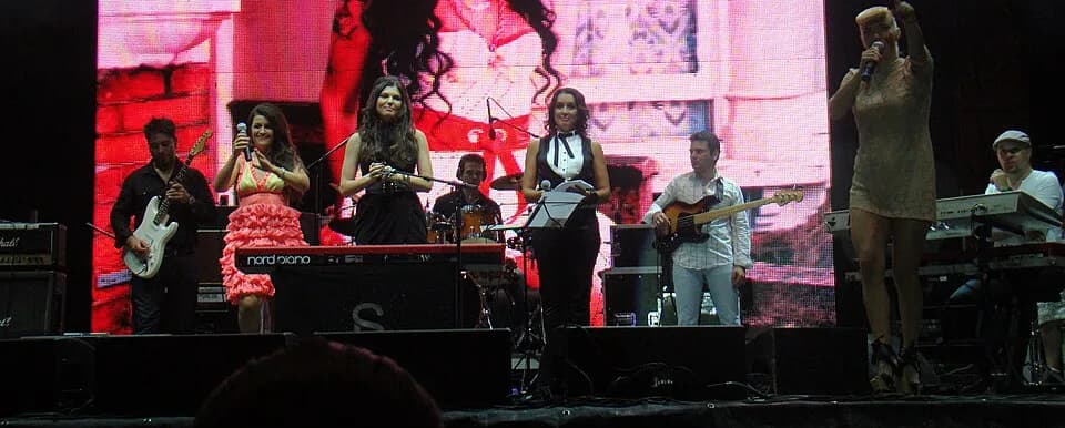 Amy Winehouse - Romanian singers Rona Hartner, Paula Seling, Nico and Maria Radu performing at a memorial Amy Winehouse concert (October 23, 2011 - Bucharest, Romania).