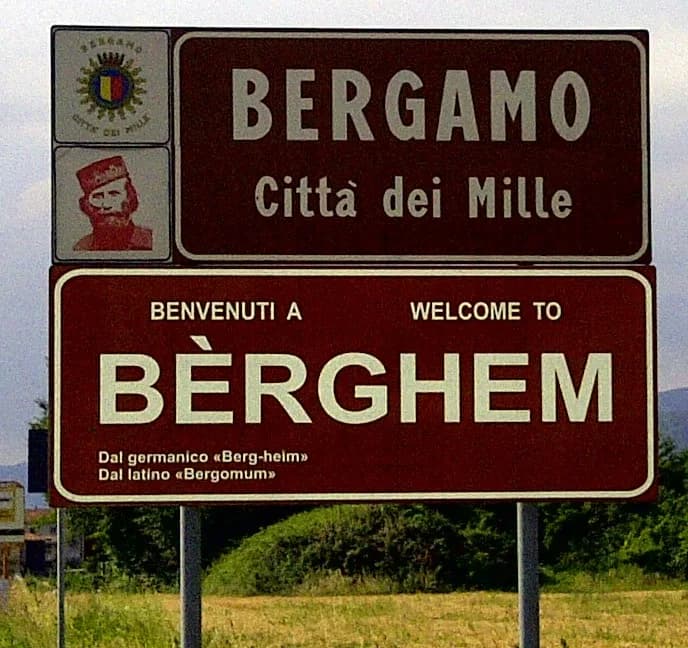 Giuseppe Garibaldi - Cartello stradale posto a ogni ingresso della città di Bergamo, anche in dialetto bergamasco.