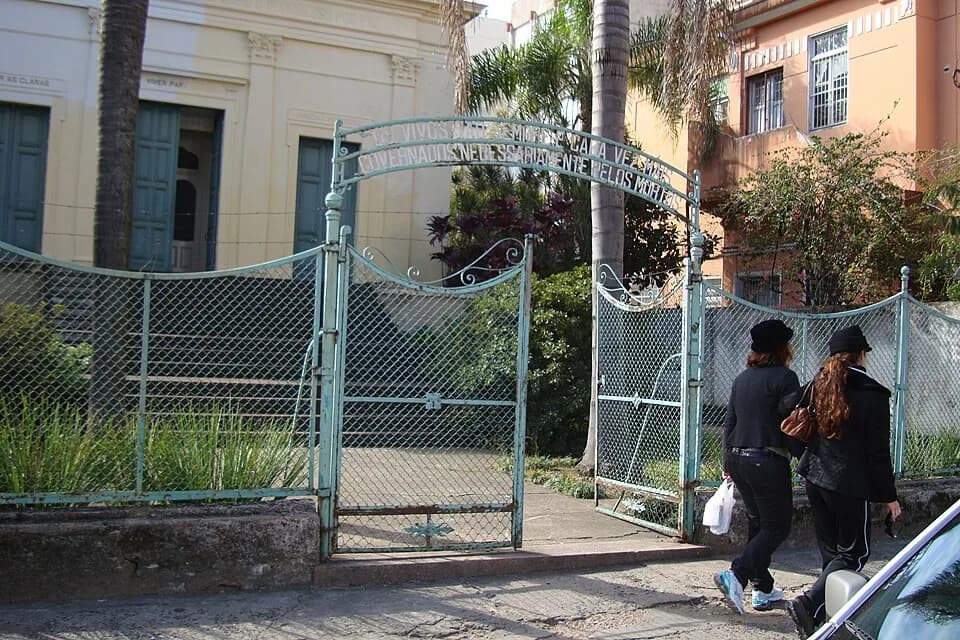 Auguste Comte - Portão do Templo positivista com a citação de Auguste Comte: Os vivos são sempre e cada vez mais governados pelos mortos