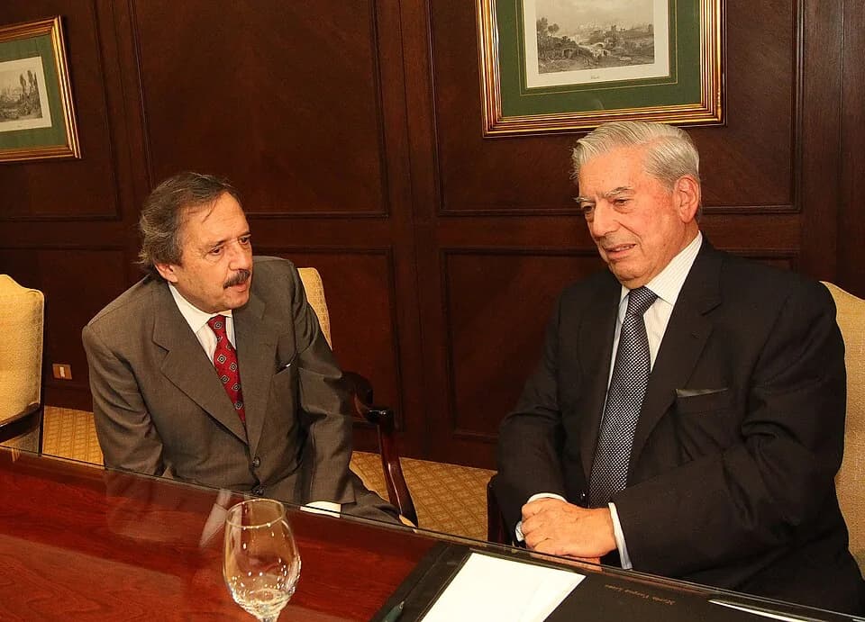 Mario Vargas Llosa - Alfonsín con Mario Vargas Llosa