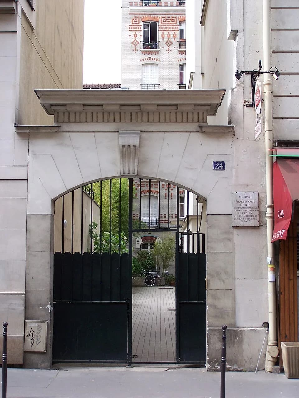 Pierre Curie - Plaque commémorative au 24 rue de la Glacière à Paris rappelant que Pierre et Marie Curie habitèrent dans cette immeuble en 1898
