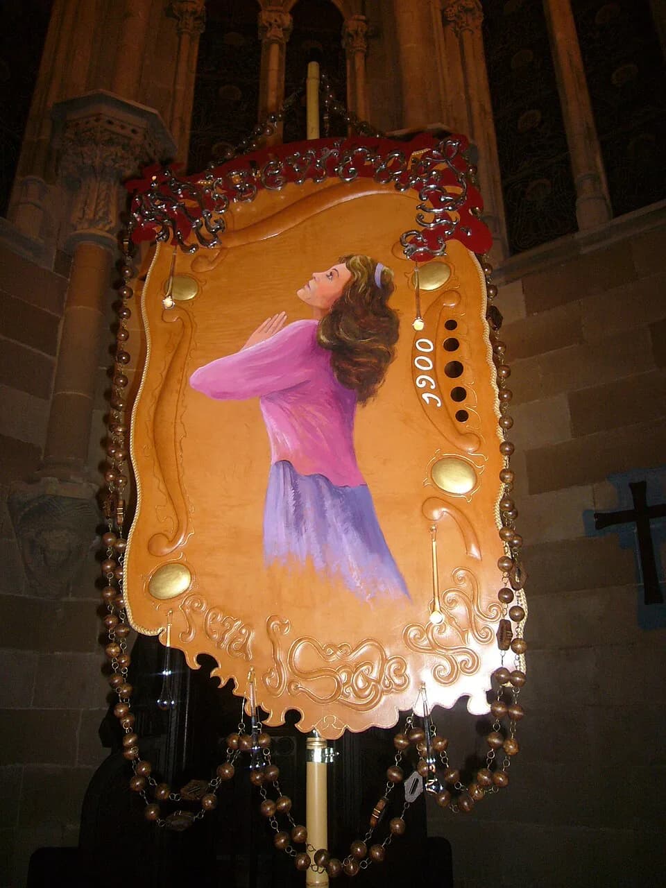 Antoni Gaudí - Reproducció del penó de la Misericòrdia a la Cripta de la Sagrada Familia. Obra de l'igualadí Enríc Parré Sola copiant l'original dissenyat per Gaudí.  
El diumenge 22 d'abril de 1900, 