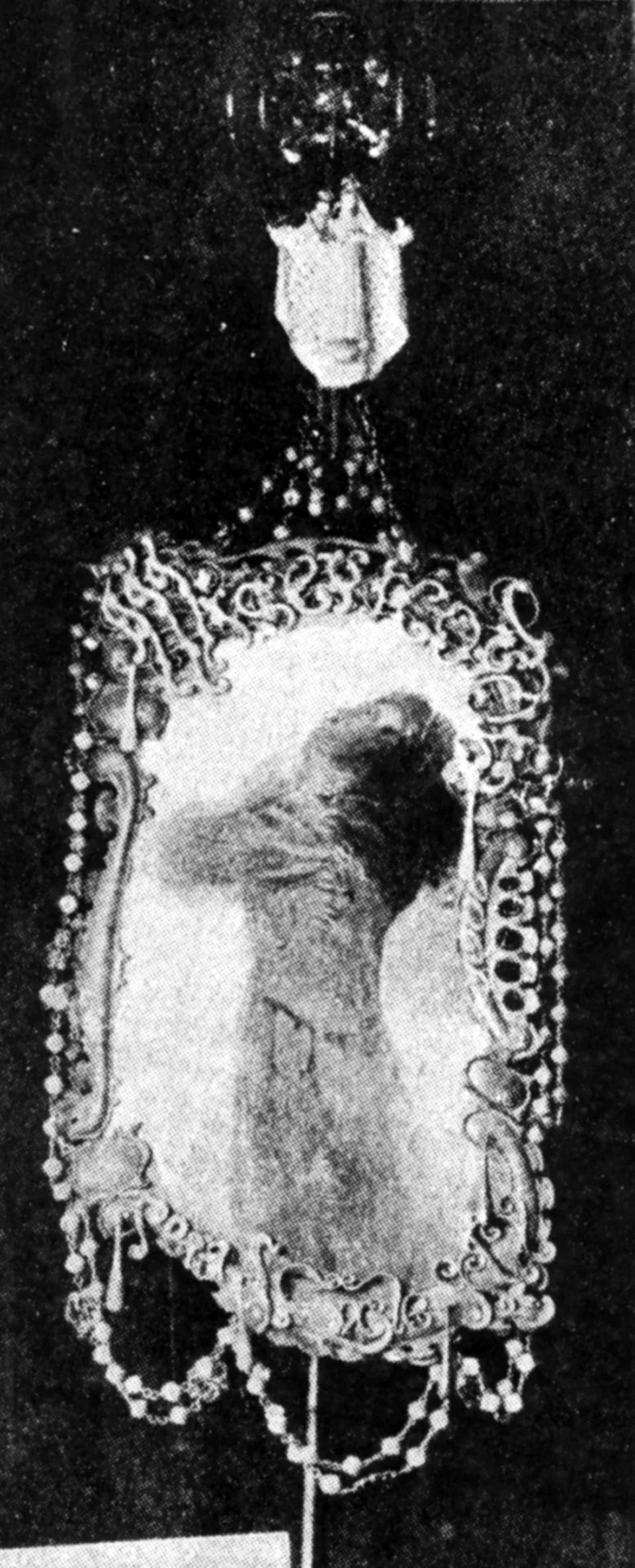 Antoni Gaudí - Fotografía de la cara frontal del estandarte. 
(Foto de J. M. Constantí, Publicada en Semanario Católico de Reus. 21 de Julio de1900)