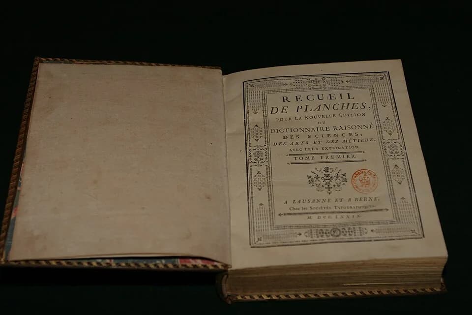 Marie Antoinette - Recueil de planches du tome premier du Dictionnaire raisonné des sciences, des arts et des métiers (couramment appelée Encyclopédie de Diderot et d'Alembert).
Exemplaire de la reine