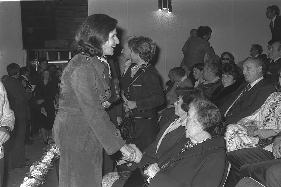 Golda Meir - Mrs. Lea Rabin and Golda Meir before the "Mivtsa Yonatan" film premiere at the "Shahaf" cinema in Tel Aviv. 

הגברת לאה רבין וגולדה מאיר לפני הקרנת הבכורה של הסרט "אנטבה" בקולנוע "שחף" בת