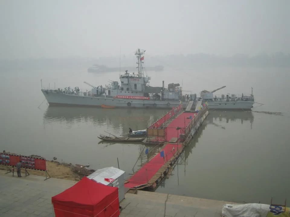 Deng Xiaoping - Chinese Type 037 submarine chaser, presumably Hainan-class. Uploader's caption reads: "The military ship Deng Xiaoping took on his southern tour (on the Xiang River in Changsha, Hunan"