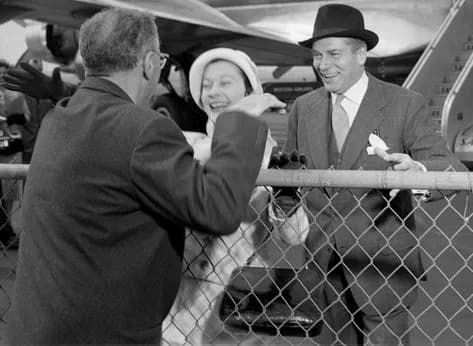 Vivien Leigh - MGM film director George Cukor, greeting Laurence Olivier and his wife actress Vivien Leigh at airport in Los Angeles, Calif., 1957