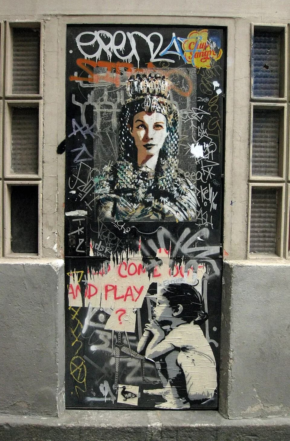 Vivien Leigh - Porta plena de grafits al carrer d'Ataülf núm. 3, al barri Gòtic de Barcelona. A dalt, Vivien Leigh com a Cleopatra, obra d'Andrea Michaelsson, del col·lectiu B-toy.