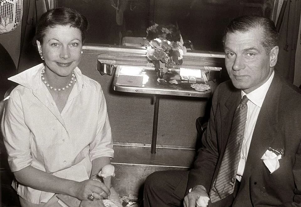 Vivien Leigh - Vivien Leigh and Laurence Olivier on a train in Maribor.