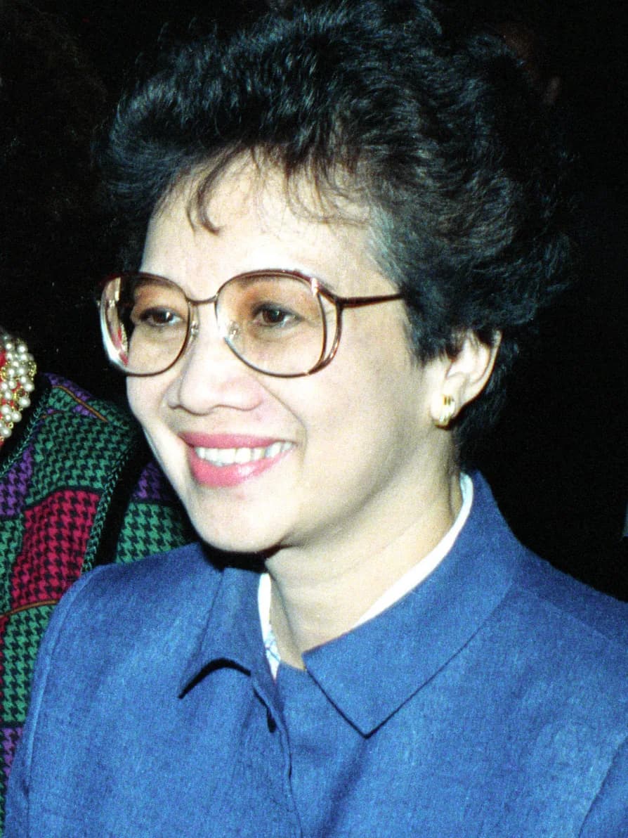 Corazon Aquino - Philippine President Corazon C. Aquino greets officials as she walks across the flight line to the passenger terminal at Andrews Air Force Base.